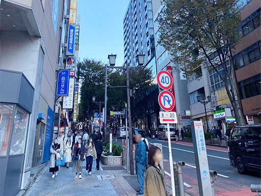 JR渋谷駅「宮益坂口」を出ると大きな交差点があります。右手にりそな銀行を見ながら、宮益坂をまっすぐ進んでください。