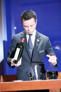 澱が入るギリギリのところで注ぐのをストップする