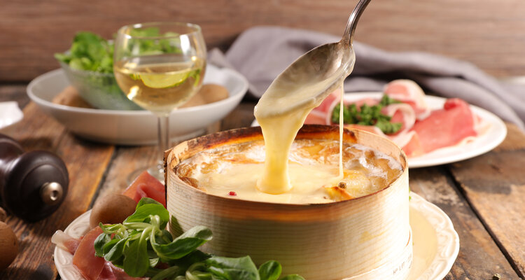 『今が旬！季節限定　フランスのチーズのモン・ドールを味わう』～丸ごとグリルする「フォンドール」やワインとのペアリングも楽しむ～